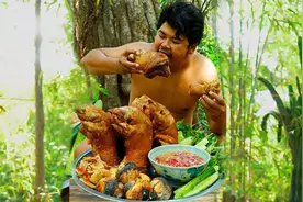 在上山捡几个鸡蛋煮熟，配上猪蹄酸辣酱，吃起来味真鲜