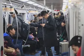 纪录片：女孩坐地铁低头玩手机，突然下秒十级伤残，后悔也来不及视频封面