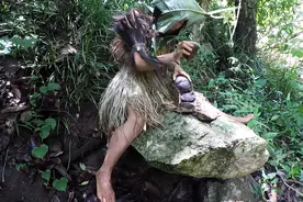 美女体验原始人生存45集，发现巨大的豆科植物，有的部落用它避孕视频封面