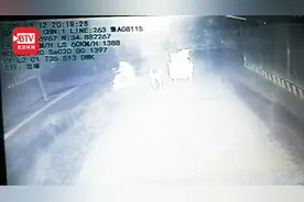 司机用车灯为推车老人照亮回家路 老人两次鞠躬答谢视频封面