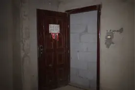 业主投诉邻居擅自破坏自家地下室墙体霸占消防通道，城管介入调查视频封面