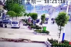 惊险！轿车爆胎冲向路边，致三死一伤！视频封面