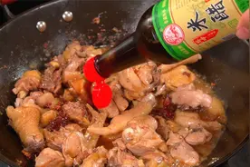 把一瓶米醋倒进鸡肉中，出锅瞬间变成一道经典名菜，实在太好吃了视频封面