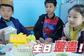 小男孩过生日，妈妈给他送整蛊礼物，看他会是什么反应呢视频封面