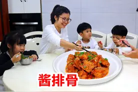 三孩家庭的晚餐，做酱拌排骨啃一啃，酸甜可口吃得停不下来！