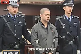 滴滴司机肇事成怒，一脚油门连撞九车致一死一伤，法官当庭发怒视频封面