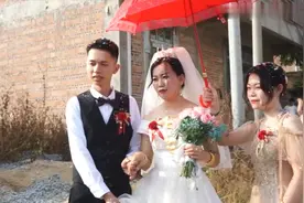 广东一帅哥迎亲，丈母娘家门都不用进，就把新娘带走了视频封面