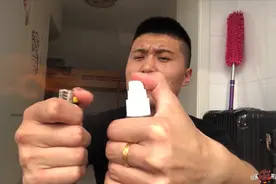 小伙用酒精喷雾学杂技师喷火，这次的实验太成功了，火花嗖嗖的