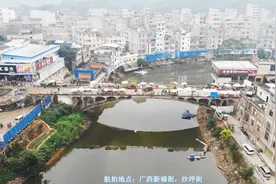 实拍广西农村赶集，桥上都摆满摊位，当地人称之为趁圩视频封面