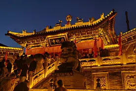 五台山广化寺夜晚不开门，游客冒着零下20℃严寒踹门2小时