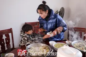儿子真是懂事了，饭桌上夹个大鸡腿给妈妈吃，谢谢妈妈的养育之恩视频封面