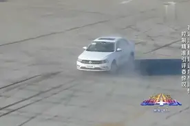 出彩中国人：这车停的真帅气，一个漂移瞬间进车位，咋做到的？视频封面