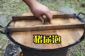 3元买来三个猪尿泡，小伙这个吃法太火爆了，吃完后，感觉太值了