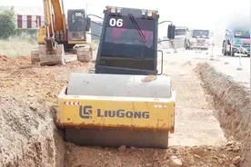 压路机开始压路工作，这样能看一天吗