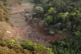 航拍东航客机坠毁救援现场 多方力量正在展开搜救视频封面
