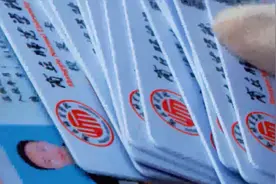 河南一高校为学生“云毕业”，校长对无人操场致辞：欢迎随时回家视频封面