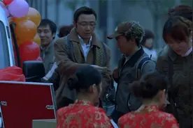 囧途：王宝强买东西抽奖，直接中了一等奖，获得一辆面包车视频封面