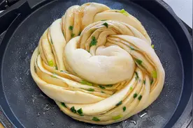 自从知道电饼铛可以做花卷，我家就不吃馒头了，蓬松暄软还多层视频封面