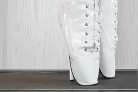 美女穿20厘米的高跟鞋，在跑步机上跑步，网友：真是高手视频封面