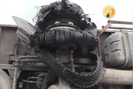 拉10吨饲料跑高速，不料爆胎翻车，是超重还是轮胎质量？视频封面