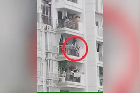 南宁一小孩挂在小区高层阳台外 邻居楼下拉被子 最终及时救回视频封面