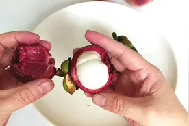 原来剥山竹也有小窍门，找准位置一捏，果壳就会完整分开不粘手