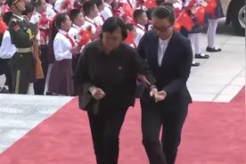 张桂梅获七一勋章：手上贴满膏药被搀扶入场，微笑向孩子们招手