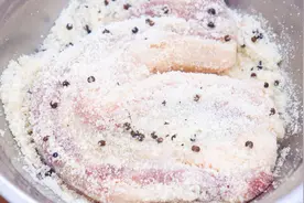 五花肉往盐里一扔，厨师长教你家常腌腊肉做法，不用烟熏味道香