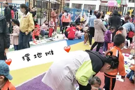 00后小朋友在幼儿园“摆地摊”小朋友都喜欢车？看看生意怎么样视频封面