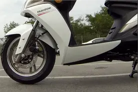 豪爵150排量平脚踏的小踏板，居家通勤不错的选择，九千多块钱视频封面