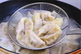 大蒜馅饺子你吃过吗？蒜香浓郁无辣味，详细做法教会你，好吃！视频封面