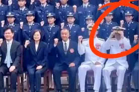 台军校毕业典礼闹笑话，女学生比划手势时，一拳打飞上将军帽视频封面