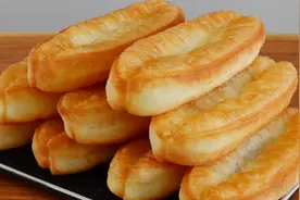 早餐店里的油条为什么那么好吃？配方手法告诉你，蓬松柔软不腻人