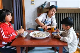 小勇做茴子白猪肉馅饺子，大馅饺子吃着就是过瘾，一口下去全是肉