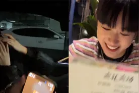 男子故意在大庭广众叫女友老婆，吓得对方脸红语无伦次娇嗔：讨厌视频封面