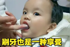 一岁小宝宝已经长出颗牙6颗，宝妈第一次给宝宝刷牙，超级配合！视频封面