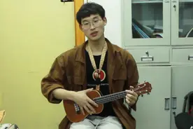 尤克里里握姿：把琴的底部放在大腿根部，用左手的虎口卡住琴颈视频封面