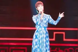 李宇春没有女人味？收腰长裙出场惊艳众人“假小子”逆袭为御姐视频封面