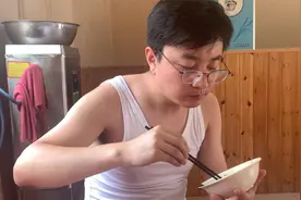 体验乡镇公务员的一天，饭太香一顿吃3碗，减压方式城里没条件有视频封面