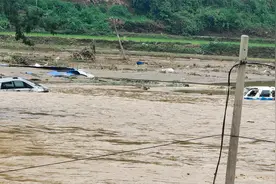 广西百色乐业遭遇暴雨洪流：积水淹没一楼，车辆被冲走视频封面
