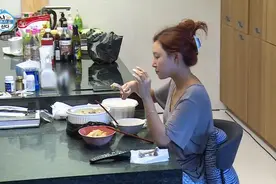 [韩综]华莎在家啃鸡腿 把嘉宾都看馋了 胃口好吃嘛嘛香视频封面