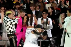 bigbang演唱会，EXO全员到场，观众席上黄子韬笑的像个憨憨视频封面