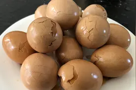 老师傅教你煮五香茶叶蛋，越简单越有技巧，鸡蛋入味，花纹很漂亮视频封面