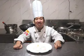 原来水煮荷包蛋这么简单，厨师长教你几招，做出来圆又嫩还不散花