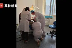 小孩因患骨肉瘤无法躺平拔牙  护士托举手臂一个小时为其减轻疼痛视频封面