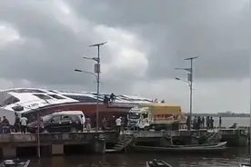 实拍印尼一轮船倾覆瞬间：围观群众不断哭喊 船上人员跳水逃生视频封面
