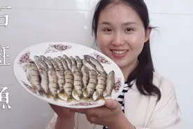小溪现钓的野生石斑鱼，往锅里一煮，做法简单又好吃，十分下酒视频封面