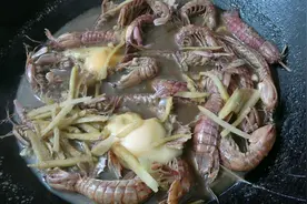 小池把皮皮虾做成一锅姜糖汤汁，坐月子的吃法，吃起来味道还不错