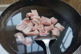 炖肉时切记不可直接焯水，老厨师长传授绝技，肉质细腻不老不柴