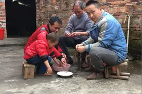 东哥在野外抓了100多只鱼，一家人把鱼肠清理干净，直接放锅里烤视频封面